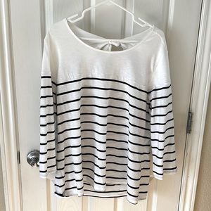 Super cute Market & Spruce shirt with upper back cutout and tie detail.